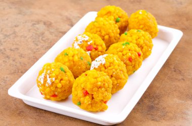 Laddu laddoo, laddo, laddo olarak da bilinir. Hint festivallerinde top şeklinde şekerler popülerdir. Laddu un, kıyma ve diğer malzemelerle birlikte şekerden yapılır..