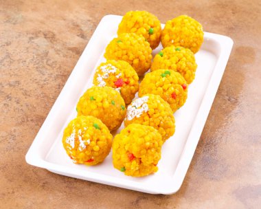 Laddu laddoo, laddo, laddo olarak da bilinir. Hint festivallerinde top şeklinde şekerler popülerdir. Laddu un, kıyma ve diğer malzemelerle birlikte şekerden yapılır..