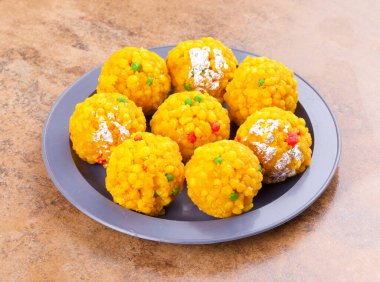 Laddu laddoo, laddo, laddo olarak da bilinir. Hint festivallerinde top şeklinde şekerler popülerdir. Laddu un, kıyma ve diğer malzemelerle birlikte şekerden yapılır..