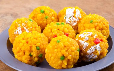 Laddu laddoo, laddo, laddo olarak da bilinir. Hint festivallerinde top şeklinde şekerler popülerdir. Laddu un, kıyma ve diğer malzemelerle birlikte şekerden yapılır..