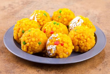 Laddu laddoo, laddo, laddo olarak da bilinir. Hint festivallerinde top şeklinde şekerler popülerdir. Laddu un, kıyma ve diğer malzemelerle birlikte şekerden yapılır..