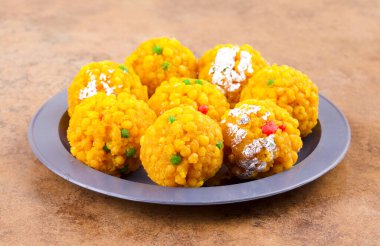 Laddu laddoo, laddo, laddo olarak da bilinir. Hint festivallerinde top şeklinde şekerler popülerdir. Laddu un, kıyma ve diğer malzemelerle birlikte şekerden yapılır..