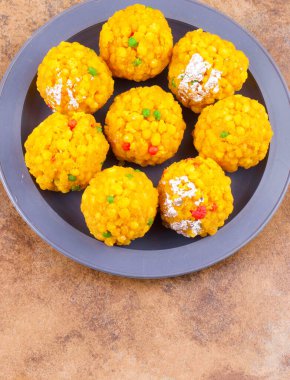 Laddu laddoo, laddo, laddo olarak da bilinir. Hint festivallerinde top şeklinde şekerler popülerdir. Laddu un, kıyma ve diğer malzemelerle birlikte şekerden yapılır..