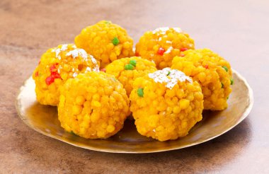 Laddu laddoo, laddo, laddo olarak da bilinir. Hint festivallerinde top şeklinde şekerler popülerdir. Laddu un, kıyma ve diğer malzemelerle birlikte şekerden yapılır..