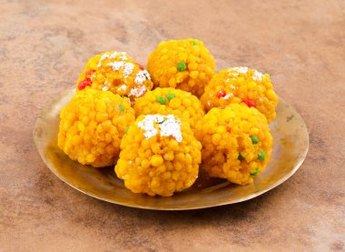 Laddu laddoo, laddo, laddo olarak da bilinir. Hint festivallerinde top şeklinde şekerler popülerdir. Laddu un, kıyma ve diğer malzemelerle birlikte şekerden yapılır..