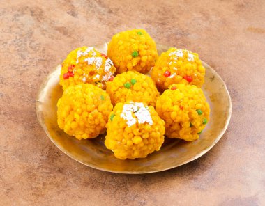 Laddu laddoo, laddo, laddo olarak da bilinir. Hint festivallerinde top şeklinde şekerler popülerdir. Laddu un, kıyma ve diğer malzemelerle birlikte şekerden yapılır..