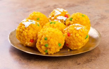 Laddu laddoo, laddo, laddo olarak da bilinir. Hint festivallerinde top şeklinde şekerler popülerdir. Laddu un, kıyma ve diğer malzemelerle birlikte şekerden yapılır..