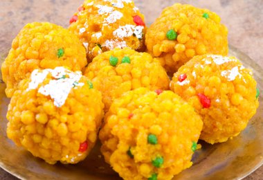 Laddu laddoo, laddo, laddo olarak da bilinir. Hint festivallerinde top şeklinde şekerler popülerdir. Laddu un, kıyma ve diğer malzemelerle birlikte şekerden yapılır..