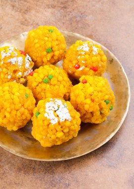 Laddu laddoo, laddo, laddo olarak da bilinir. Hint festivallerinde top şeklinde şekerler popülerdir. Laddu un, kıyma ve diğer malzemelerle birlikte şekerden yapılır..