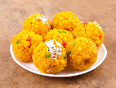 Laddu laddoo, laddo, laddo olarak da bilinir. Hint festivallerinde top şeklinde şekerler popülerdir. Laddu un, kıyma ve diğer malzemelerle birlikte şekerden yapılır..