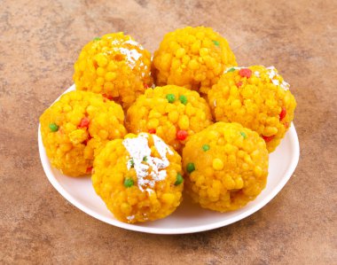 Laddu laddoo, laddo, laddo olarak da bilinir. Hint festivallerinde top şeklinde şekerler popülerdir. Laddu un, kıyma ve diğer malzemelerle birlikte şekerden yapılır..