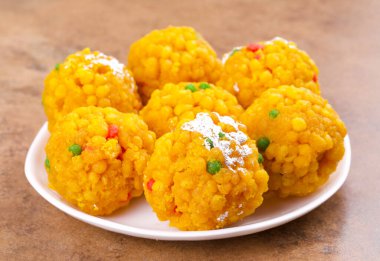 Laddu laddoo, laddo, laddo olarak da bilinir. Hint festivallerinde top şeklinde şekerler popülerdir. Laddu un, kıyma ve diğer malzemelerle birlikte şekerden yapılır..
