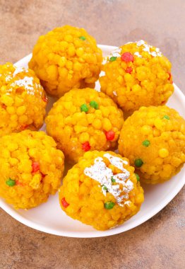 Laddu laddoo, laddo, laddo olarak da bilinir. Hint festivallerinde top şeklinde şekerler popülerdir. Laddu un, kıyma ve diğer malzemelerle birlikte şekerden yapılır..