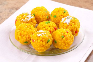 Laddu laddoo, laddo, laddo olarak da bilinir. Hint festivallerinde top şeklinde şekerler popülerdir. Laddu un, kıyma ve diğer malzemelerle birlikte şekerden yapılır..