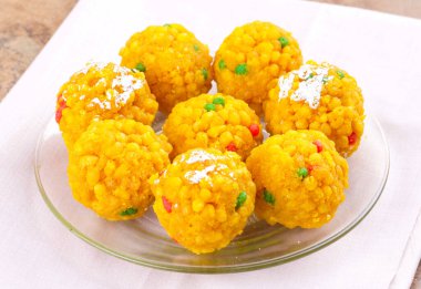 Laddu laddoo, laddo, laddo olarak da bilinir. Hint festivallerinde top şeklinde şekerler popülerdir. Laddu un, kıyma ve diğer malzemelerle birlikte şekerden yapılır..