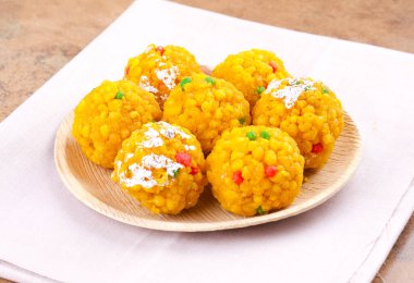 Laddu laddoo, laddo, laddo olarak da bilinir. Hint festivallerinde top şeklinde şekerler popülerdir. Laddu un, kıyma ve diğer malzemelerle birlikte şekerden yapılır..