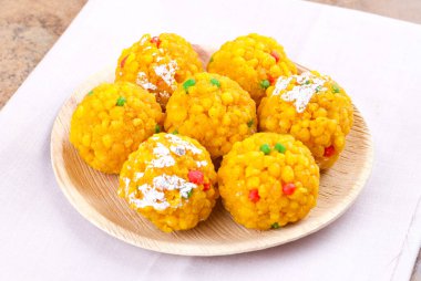 Laddu laddoo, laddo, laddo olarak da bilinir. Hint festivallerinde top şeklinde şekerler popülerdir. Laddu un, kıyma ve diğer malzemelerle birlikte şekerden yapılır..