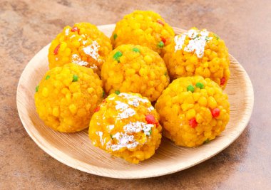 Laddu laddoo, laddo, laddo olarak da bilinir. Hint festivallerinde top şeklinde şekerler popülerdir. Laddu un, kıyma ve diğer malzemelerle birlikte şekerden yapılır..