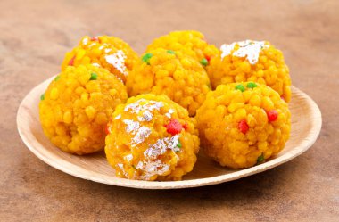 Laddu laddoo, laddo, laddo olarak da bilinir. Hint festivallerinde top şeklinde şekerler popülerdir. Laddu un, kıyma ve diğer malzemelerle birlikte şekerden yapılır..