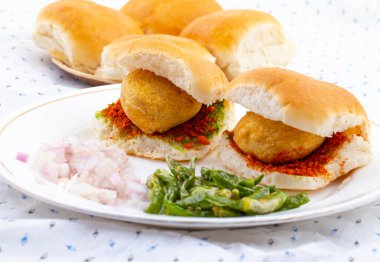 Vada Paav, Wada Pav ya da Wada Pao olarak da bilinen Hint Ünlü Sokak Yemeği, Maharashtra 'dan Vejetaryen Fast Food Dish.