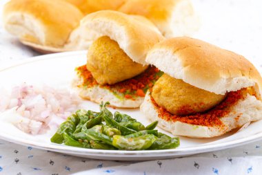 Vada Paav, Wada Pav ya da Wada Pao olarak da bilinen Hint Ünlü Sokak Yemeği, Maharashtra 'dan Vejetaryen Fast Food Dish.