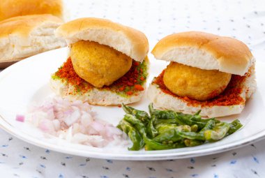 Vada Paav, Wada Pav ya da Wada Pao olarak da bilinen Hint Ünlü Sokak Yemeği, Maharashtra 'dan Vejetaryen Fast Food Dish.