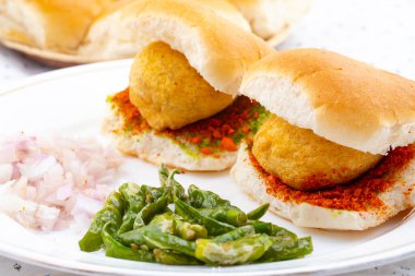 Vada Paav, Wada Pav ya da Wada Pao olarak da bilinen Hint Ünlü Sokak Yemeği, Maharashtra 'dan Vejetaryen Fast Food Dish.