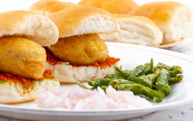 Vada Paav, Wada Pav ya da Wada Pao olarak da bilinen Hint Ünlü Sokak Yemeği, Maharashtra 'dan Vejetaryen Fast Food Dish.