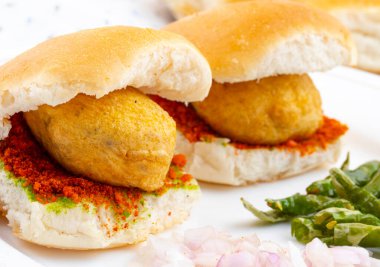 Vada Paav, Wada Pav ya da Wada Pao olarak da bilinen Hint Ünlü Sokak Yemeği, Maharashtra 'dan Vejetaryen Fast Food Dish.