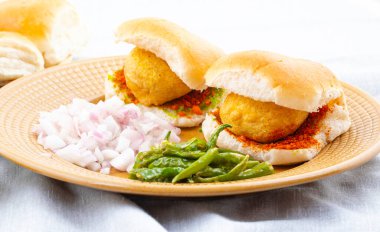 Vada Paav, Wada Pav ya da Wada Pao olarak da bilinen Hint Ünlü Sokak Yemeği, Maharashtra 'dan Vejetaryen Fast Food Dish.