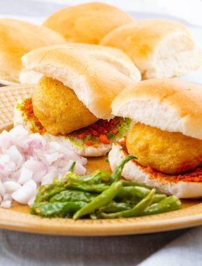 Vada Paav, Wada Pav ya da Wada Pao olarak da bilinen Hint Ünlü Sokak Yemeği, Maharashtra 'dan Vejetaryen Fast Food Dish.