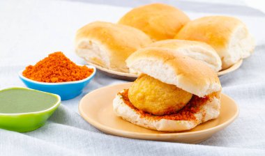 Vada Paav, Wada Pav ya da Wada Pao olarak da bilinen Hint Ünlü Sokak Yemeği, Maharashtra 'dan Vejetaryen Fast Food Dish.