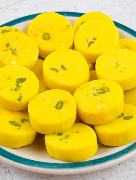 印度甜食Kesar Peda又名Kesar Mawa Peda Saffron Sweet Saffron Peda Pedha Pera或Peday是一种在节日期间特别制作的藏红花软糖 — 图库照片