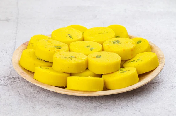 インドの甘い食べ物Kesar PedaまたKesar Mawa Peda Saffron Sweet Saffron Peda Pedha PeraまたはPdayとしても知られているSaffron風味のソフト — ストック写真