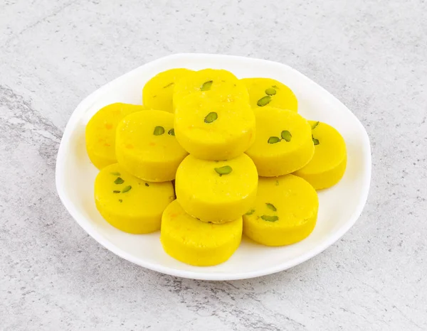 Hint Tatlı Yemekleri Kesar Peda, Kesar Mawa Peda, Saffron Sweet, Saffron Peda, Pedha, Pera veya Peday olarak da bilinir.