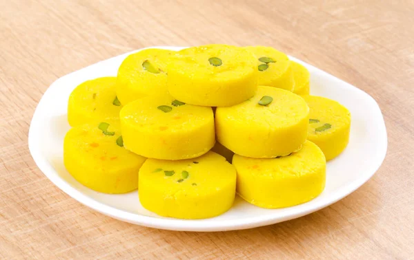 インドの甘い食べ物Kesar PedaまたKesar Mawa Peda Saffron Sweet Saffron Peda Pedha PeraまたはPdayとしても知られているSaffron風味のソフト — ストック写真