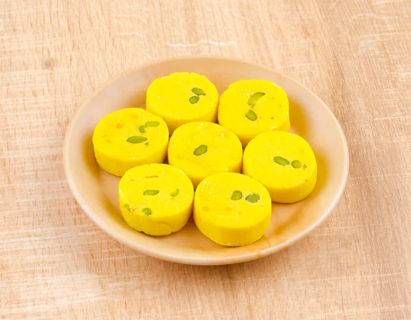 印度甜食Kesar Peda又名Kesar Mawa Peda Saffron Sweet Saffron Peda Pedha Pera或Peday是一种在节日期间特别制作的藏红花软糖 — 图库照片