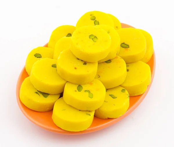 インドの甘い食べ物Kesar PedaまたKesar Mawa Peda Saffron Sweet Saffron Peda Pedha PeraまたはPdayとしても知られているSaffron風味のソフト — ストック写真