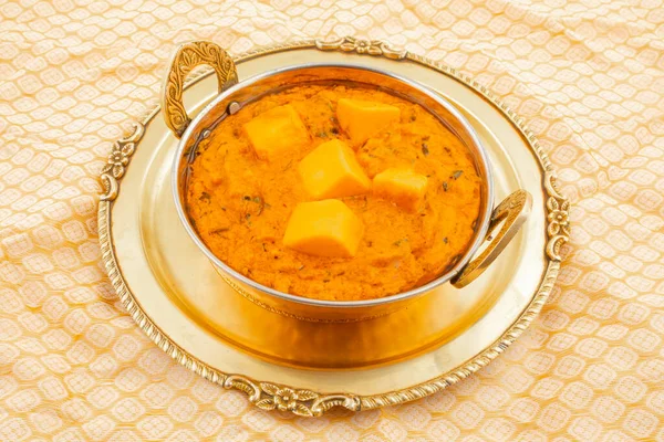 Hint Lezzetli Baharatlı Vejetaryen Mutfağı Paneer Toofani Paneer Tufani, Toofani Paneer Masala veya Dhaba Style Paneer Masala Tandoori Roti ile servis edilir.