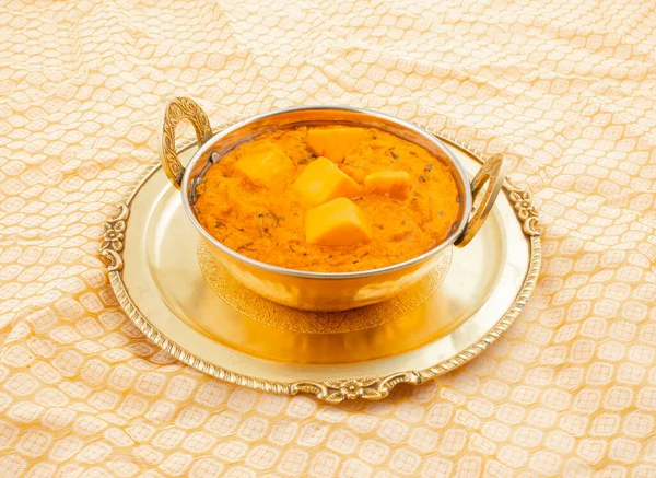 Hint Lezzetli Baharatlı Vejetaryen Mutfağı Paneer Toofani Paneer Tufani, Toofani Paneer Masala veya Dhaba Style Paneer Masala Tandoori Roti ile servis edilir.