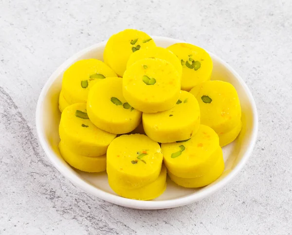 Hint Tatlı Yemekleri Kesar Peda, Kesar Mawa Peda, Saffron Sweet, Saffron Peda, Pedha, Pera veya Peday olarak da bilinir.