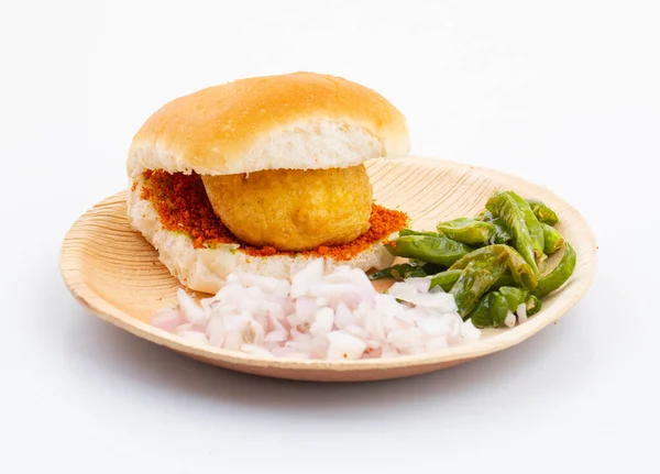 印度著名街头食物Vada Pav也被称为Vada Paav Wada Pav或Wada Pao 是一种来自马哈拉施特拉邦的素食快餐 — 图库照片