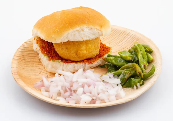 印度著名街头食物Vada Pav也被称为Vada Paav Wada Pav或Wada Pao 是一种来自马哈拉施特拉邦的素食快餐 — 图库照片