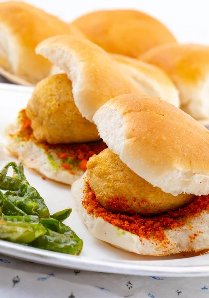 Vada Paav, Wada Pav ya da Wada Pao olarak da bilinen Hint Ünlü Sokak Yemeği, Maharashtra 'dan Vejetaryen Fast Food Dish.
