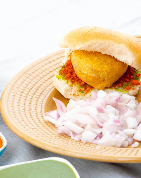 印度著名街头食物Vada Pav也被称为Vada Paav Wada Pav或Wada Pao 是一种来自马哈拉施特拉邦的素食快餐 — 图库照片