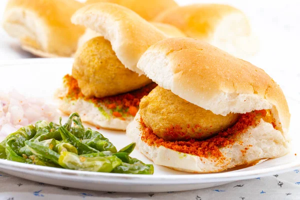 インドの有名ストリートフードVada Pav Vada Pav 和田Pav 和田Paoはマハラシュトラ州のベジタリアンファーストフードです ロイヤリティフリーのストック画像