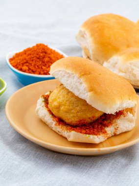 Vada Paav, Wada Pav ya da Wada Pao olarak da bilinen Hint Ünlü Sokak Yemeği, Maharashtra 'dan Vejetaryen Fast Food Dish.