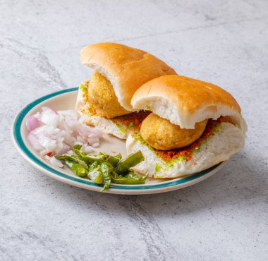 Vada Paav, Wada Pav ya da Wada Pao olarak da bilinen Hint Ünlü Sokak Yemeği, Maharashtra 'dan Vejetaryen Fast Food Dish.