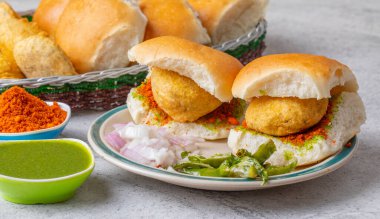 Vada Paav, Wada Pav ya da Wada Pao olarak da bilinen Hint Ünlü Sokak Yemeği, Maharashtra 'dan Vejetaryen Fast Food Dish.