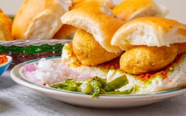 Vada Paav, Wada Pav ya da Wada Pao olarak da bilinen Hint Ünlü Sokak Yemeği, Maharashtra 'dan Vejetaryen Fast Food Dish.